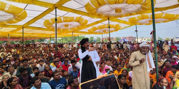 पलामू पहुंचे काली कंबल वाले बाबा, निःशुल्क किया मरीजों का इलाज