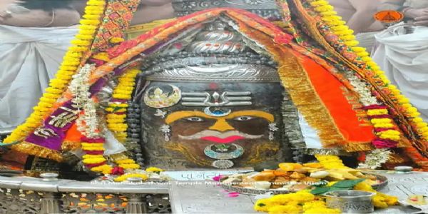 उज्जैन: भस्म आरती में भांग-चंदन से सजे महाकाल, रजत मुकुट-मुंडमाला से हुआ दिव्य श्रृंगार