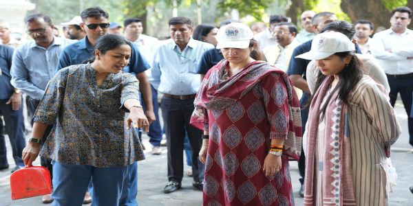 (अपडेट) कमला नेहरू रिज में मुख्यमंत्री रेखा गुप्ता ने किया श्रमदान, स्वच्छता अभियान में लिया हिस्सा