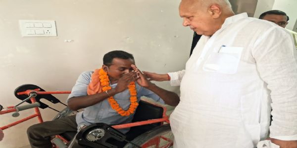 देवरिया में दिव्यांगजनों को बांटी ट्राइसाइकिल