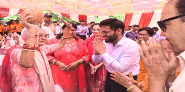 वृद्धजनों की सेवा और सम्मान करना युवा पीढ़ी का दायित्व है- कलेक्टर दिव्यांक सिंह