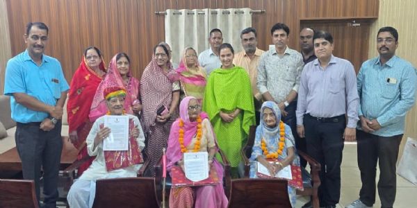 शतायु मतदाता रामप्यारी का सम्मान : 98 वर्षीय सरजु देवी और 97 वर्षीय चांदमल सोनी को भी किया सम्मानित
