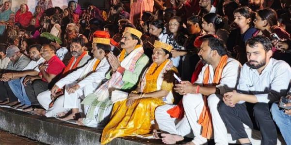 बागमती तट पर हुई भव्य गंगा आरती, स्वच्छता व जल संरक्षण का लिया संकल्प