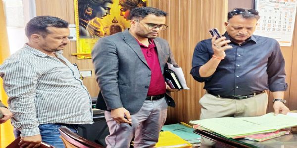 जिला पंचायत कार्यालय के औचक निरीक्षण में कई कमियां सामने आईं,जांच के निर्देश