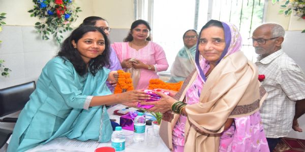 बुनियाद केंद्र में अंतरराष्ट्रीय वृद्धजन दिवस आयोजित; बुजुर्गों का हुआ सम्मान, बंटे पेंशन पत्र व चश्मे