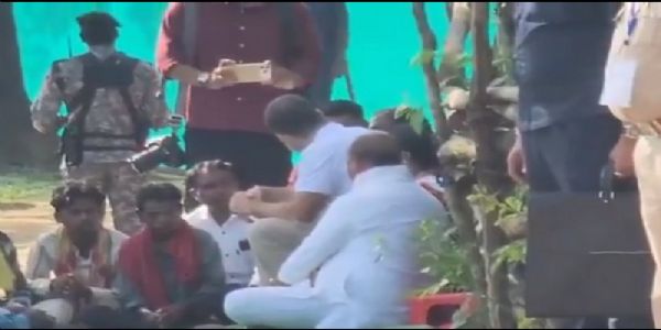 बालाघाट के आदिवासी गांव में मृत बच्चों के परिजनों से बातचीत करते हुए राहुल गांधी (एक्स) बालाघाट के आदिवासी गांव में मृत बच्चों के परिजनों से बातचीत करते हुए राहुल गांधी (एक्स)