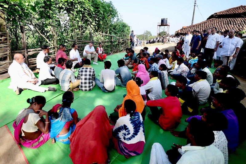 बालाघाट जिले में आदिवासी परिवार से मुलाकात के दौरान राहुल गांधी बालाघाट जिले में आदिवासी परिवार से मुलाकात के दौरान राहुल गांधी