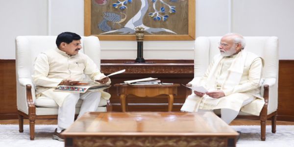 प्रधानमंत्री नरेन्द्र मोदी से चर्चा करते हुए मुख्यमंत्री डॉ. मोहन यादव प्रधानमंत्री नरेन्द्र मोदी से चर्चा करते हुए मुख्यमंत्री डॉ. मोहन यादव