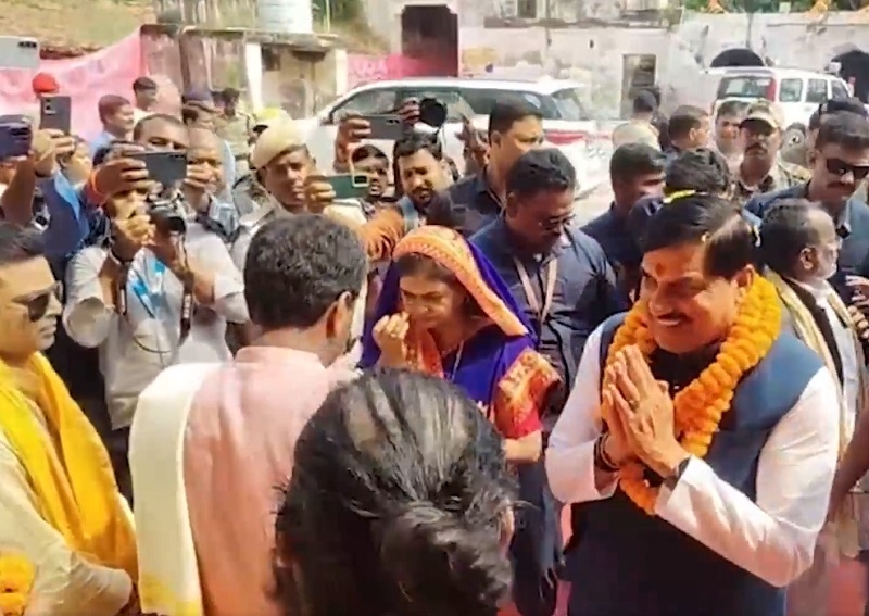 बोधगया में शंकराचार्य मठ पहुंचने पर मुख्यमंत्री मोहन यादव का स्वागत बोधगया में शंकराचार्य मठ पहुंचने पर मुख्यमंत्री मोहन यादव का स्वागत