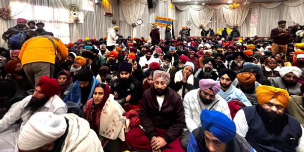 हेमकुंड साहिब के कपाट बंद होने पर अंतिम अरदास देते हुए श्रद्धालु। हेमकुंड साहिब के कपाट बंद होने पर अंतिम अरदास देते हुए श्रद्धालु।