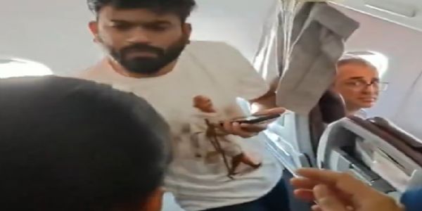 नई दिल्ली में शनिवार को अभिजीत दीपके को आईजीआई एयरपोर्ट पर विमान के अंदर से हिरासत में लिया गया। स्क्रीन गैब- इंटरनेट मीडिया नई दिल्ली में शनिवार को अभिजीत दीपके को आईजीआई एयरपोर्ट पर विमान के अंदर से हिरासत में लिया गया। स्क्रीन गैब- इंटरनेट मीडिया