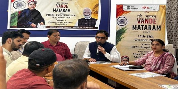 पत्रकार वार्ता में कार्यक्रम की जानकारी देते हुए पत्रकार वार्ता में कार्यक्रम की जानकारी देते हुए