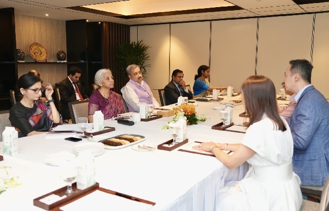 सिंगापुर में वैश्विक निवेश कोषों, बैंकों के शीर्ष अधिकारियों से मुलाकात करते  सीतारमण