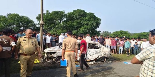 चलती कार में लगी भीषण आग, चालक की जिंदा जलकर मौत