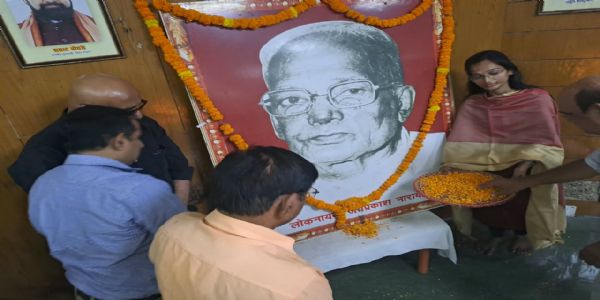 जेपी के जयंती के पूर्व संध्या पर जयप्रकाश विश्वविद्यालय में आयोजित कार्यक्रम में पहली बार जेपी के परिवार के सदस्यों को किया गया सम्मानित