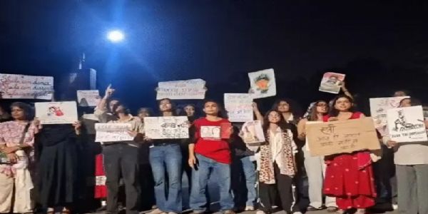 मप्रः भोपाल में महिलाओं का प्रदर्शन, ‘एक कचौरी-दो समोसा’ के नारे के साथ निकाला पैदल मार्च