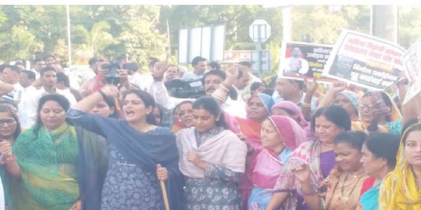 जेएनयू प्रकरण पर भाजपा महिला मोर्चा ने किया कांग्रेस मुख्यालय कूच का प्रयास