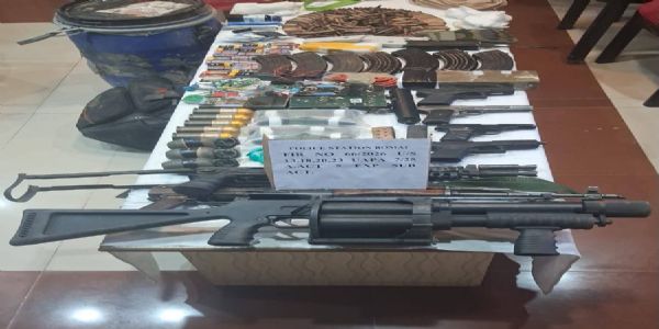 सोपोर के मुकाम चेरहार वन क्षेत्र से हथियार, गोला-बारूद और विस्फोटक सामग्री का बड़ा जखीरा बरामद