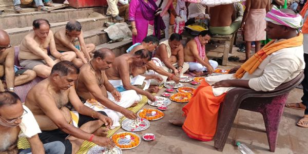 पितृ पक्ष के अन्तिम दिन अमावस्या पर पूर्वजों का श्राद्ध पिंडदान कर दी गई विदाई