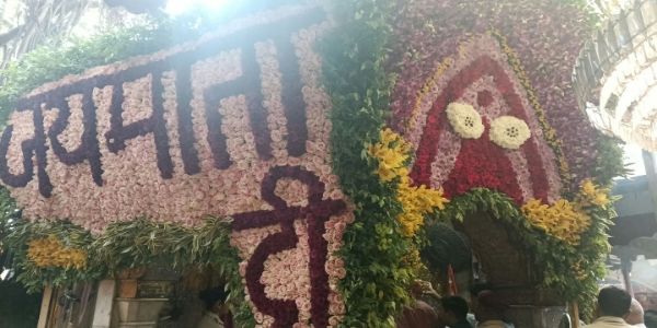 विदेशी फूलों से सजा मां चिंतपूर्णी का दरबार