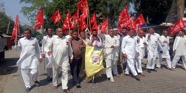 फतेहाबाद : भट्टूकलां में संयुक्त मोर्चे का प्रदर्शन, मुख्य चुनाव आयुक्त का पुतला फूंका