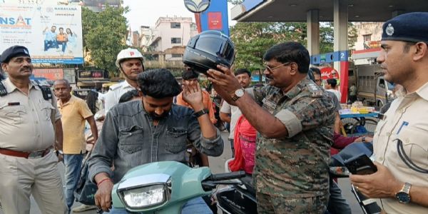 ट्रैफिक पुलिस ने जागरूकता अभियान चलाकर लाेगाें काे दी हेलमेट पहनने की सलाह