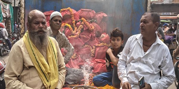 मुरादाबाद में 182 लावारिस हिंदू मृतकों की अस्थियों का विसर्जन ब्रजघाट में किया