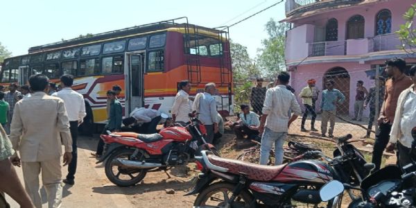 दमोह में तेज रफ्तार बस ने तीन छात्राओं को रौंदा, दो की मौत, एक गंभीर