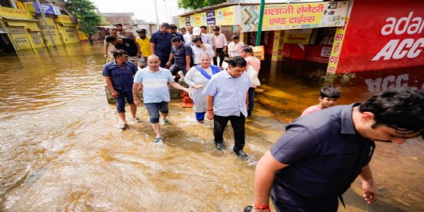 बाढ़ प्रभावितों को राहत पहुंचाने के लिए युद्ध स्तर पर कार्य कर रही योगी सरकार, नगर विकास मंत्री ने फैजुल्लागंज-दाउदनगर में किया निरीक्षण