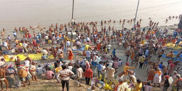 पितृपक्ष अमावस्या पर रामगया घाट पर उमड़ा श्रद्धालुओं का सैलाब
