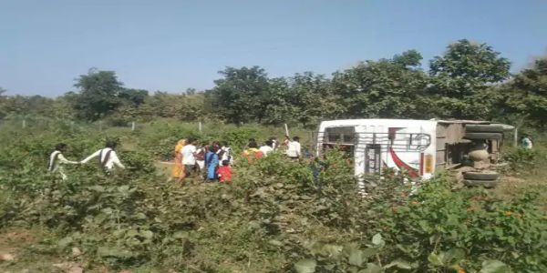 कटनी में बेकाबू होकर पलटी यात्री बस, 16 साल की किशोरी की मौत, 22 से ज्यादा घायल