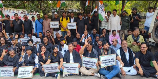 सीईसी को बर्खास्त करने को लेकर कांग्रेस ने काला दिवस मनाकर किया प्रदर्शन