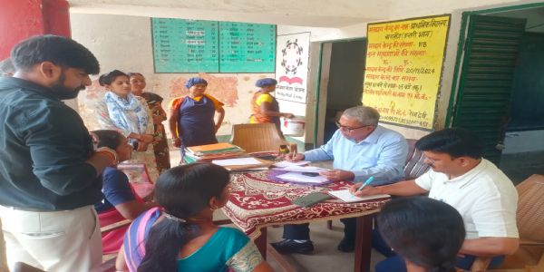 मतदाता सूची पुनरीक्षण में तेजी लाने के लिए आयुक्त ने मतदान केंद्रों का किया निरीक्षण