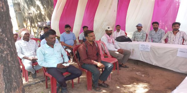 शिवपुरीः करैरा में विद्युत संपर्क अभियान में पुराने और स्मार्ट मीटर के अंतर से उपभोक्ताओं को कराया अवगत