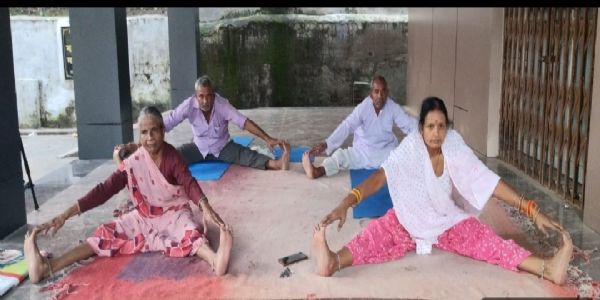 योग प्रशिक्षक ने कमर, गर्दन और रीढ़ को सीधा रखने के बताए तरीके