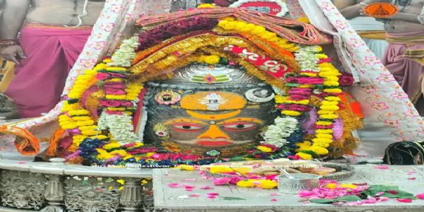 रजत मुकुट, मुंडमाल और रुद्राक्ष की माला से हुआ बाबा महाकाल का दिव्य शृंगार, ‘जय श्री महाकाल’ के जयकारों से गूंजा मंदिर परिसर