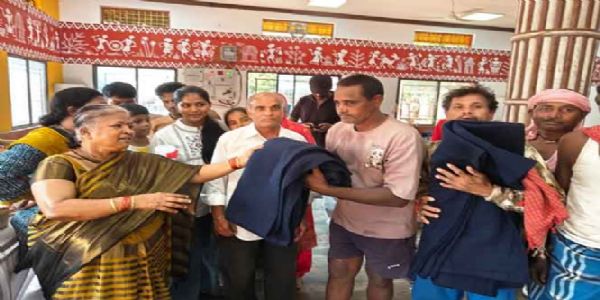 सेवानिवृत्त शिक्षिका ने दशहरा के रथ निर्माण शिल्पकारों के सम्मान में सेवा जोहार का किया आयोजन