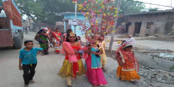 हमीरपुर : कन्याओं ने महा बुलियां निकालकर किया तर्पण, भगवान श्रीकृष्ण एवं राधा जी के बाल रूप को किया धारण