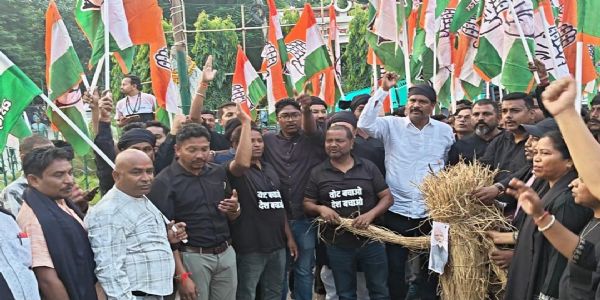 कांग्रेस ने केंद्र की नीतियों के विरोध में मनाया काला दिवस