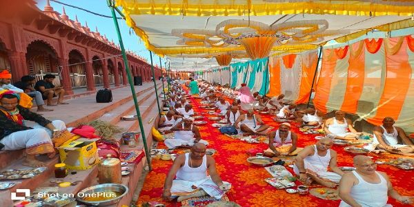 पण्डोखर धाम की पितृशिला पर सैकड़ों श्रद्धालुओं ने किया पितृ पूजन
