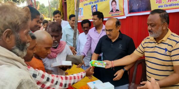 कायस्थ महापरिषद ने बांटे भोजन पैकेट, एडीएम बोले- अन्नदान महादान