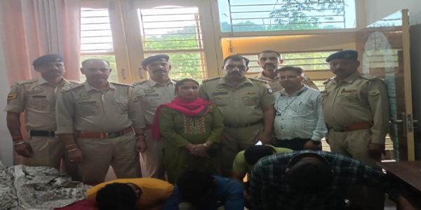 होम स्टे में पुलिस की दबिश, चार लोग चिट्टे सहित गिरफ्तार