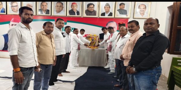 सपा कार्यालय में मनाई गई नेताजी मुलायम सिंह यादव की पुण्यतिथि, जीवन दर्शन पर हुई चर्चा