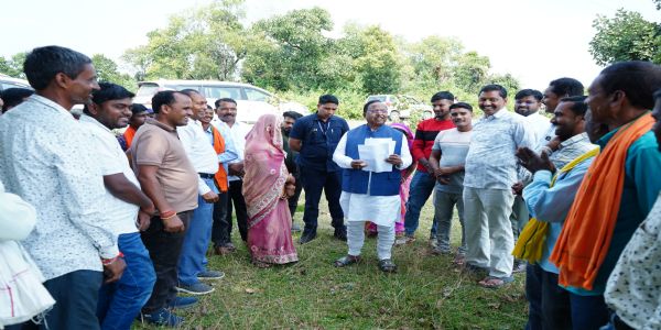 ग्रामीणों की मांग पर मंत्री रामविचार ने रुकवाया काफिला, टुकु नाला पर पुलिया निर्माण का दिया भरोसा