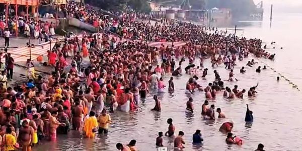 महालया पर हुगली के गंगा घाटों पर पितरों की शांति के लिए किया गया तर्पण
