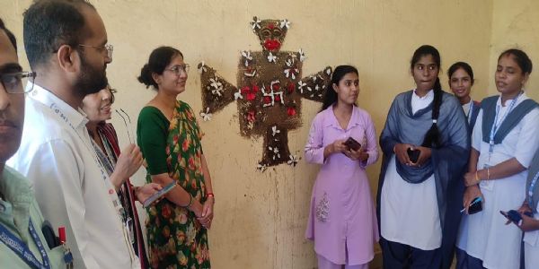 मंदसौर कॉलेज में संजा पर्व पर कार्यशाला, छात्राओं ने लोकगीतों से उकेरी मालवा की सांस्कृतिक विरासत