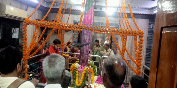 नवरात्र के स्वागत में फूलों से सज रहा मां आलोप शंकरी मंदिर