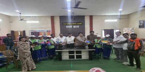 स्वच्छता दीदियों को मिली नई ड्रेस, महापौर ने सराहा योगदान