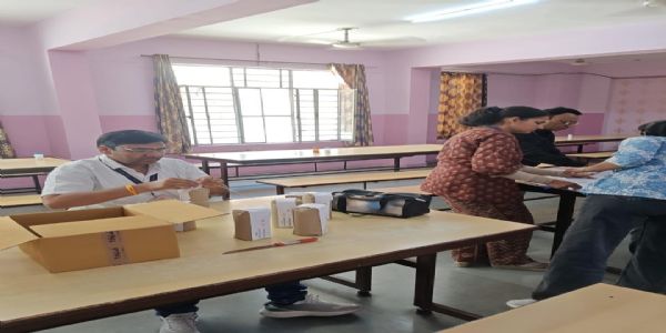पीजी हॉस्टलों की मेस में मिली एक्सपायरी सॉस और दूषित खाद्य सामग्री