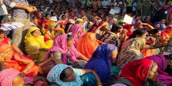 मप्रः मानदेय नहीं मिलने से नाराज महिलाओं का प्रदर्शन, शिवराज सिंह के बंगले के सामने घंटों डटी रहीं